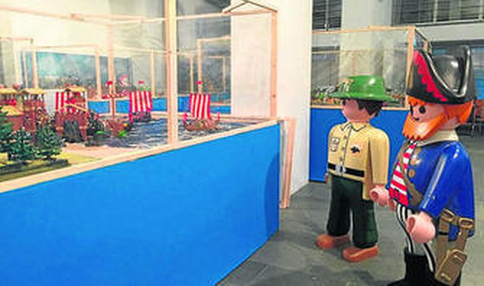 Muñecos de Playmobil de diferentes tamaños.