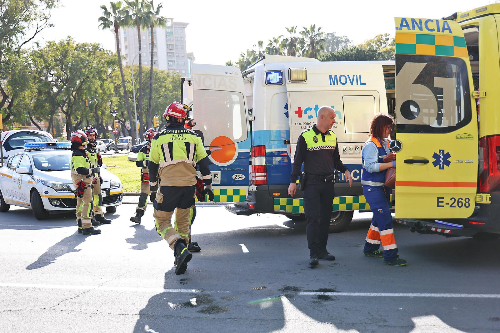 Las espectaculares imágenes de un coche accidentado que acabó en la fuente de la Avenida de Andalucía