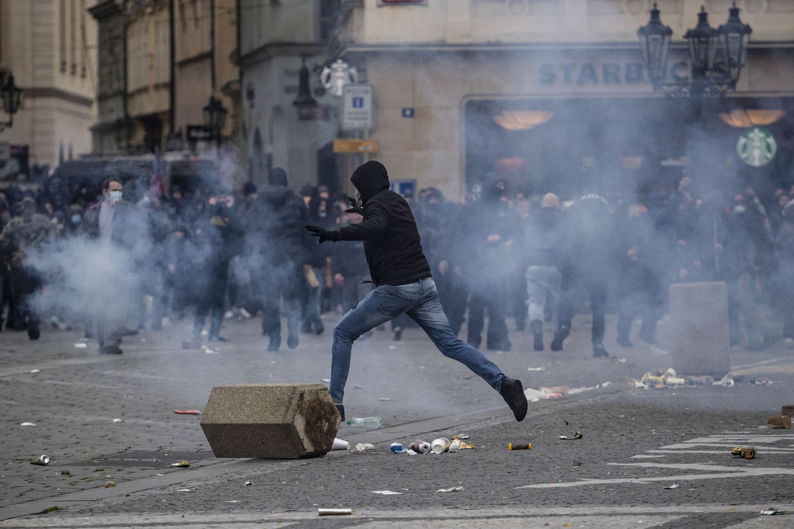 Disturbios en el centro de Praga por la suspensión del fútbol por el coronavirus
