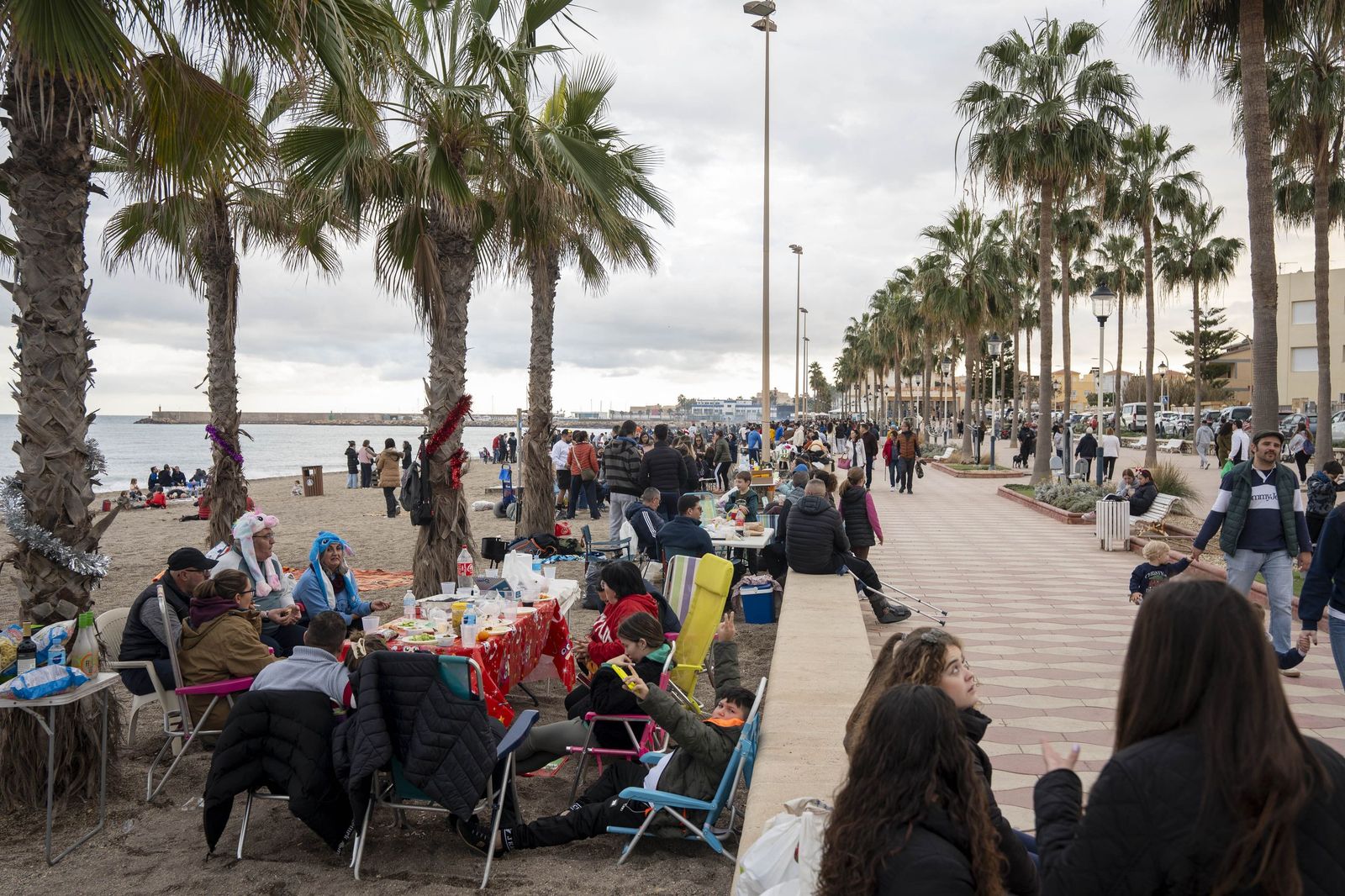 Las moragas reúnen a miles de personas en Roquetas para celebrar el final de año