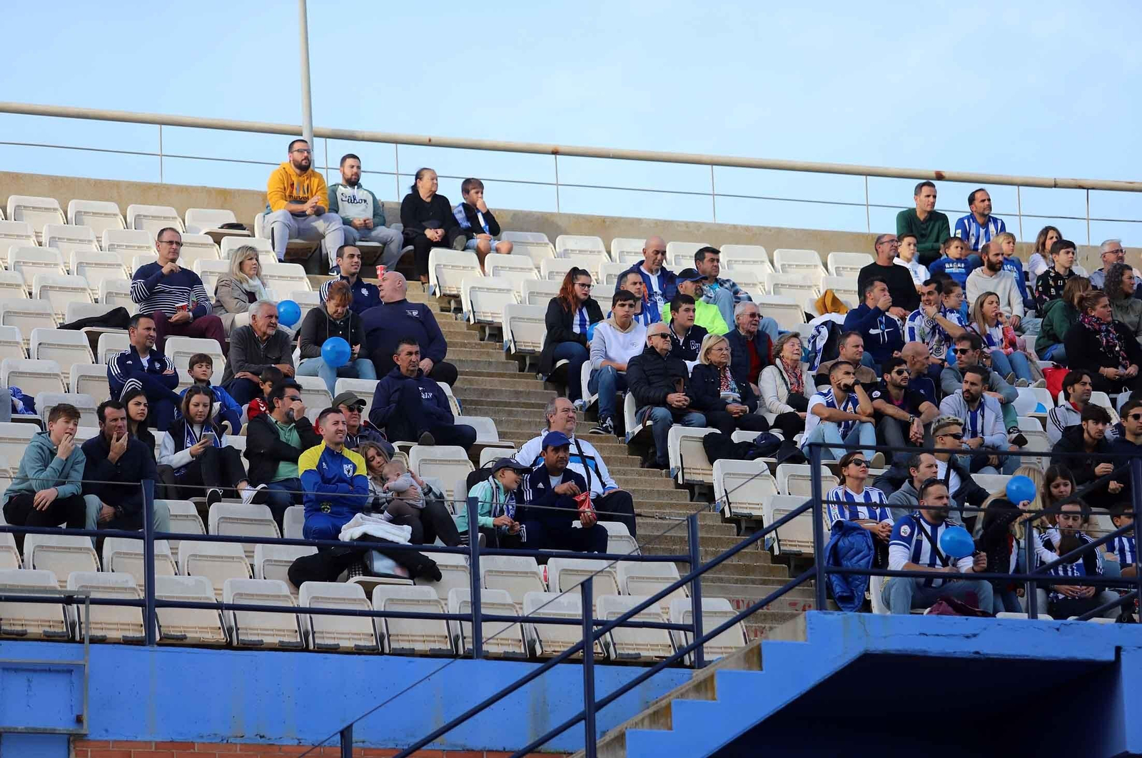Imágenes del ambiente en las gradas del Nuevo Colombino