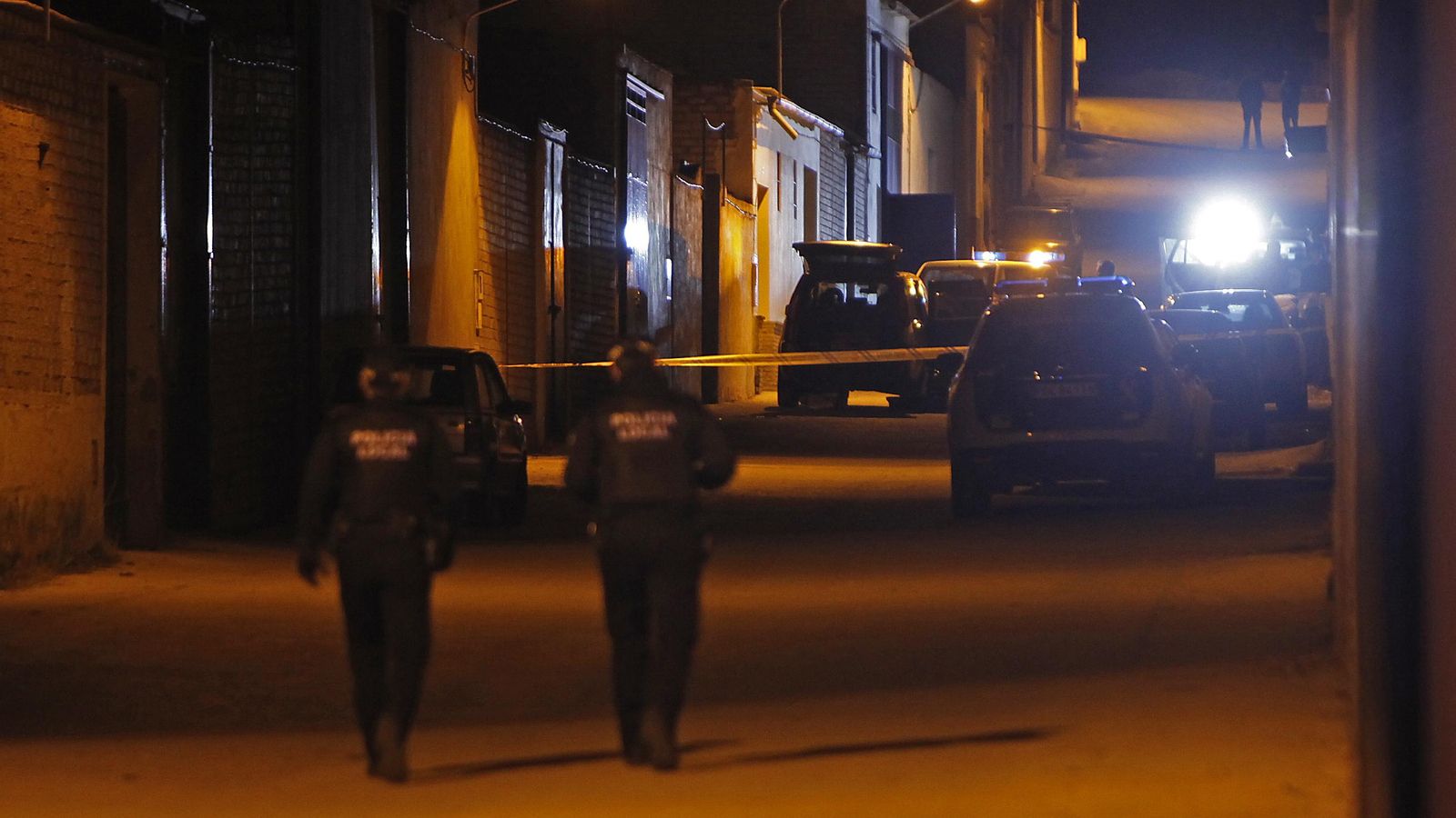 Dos policías locales de La Puebla de Cazalla se dirigen a la nave en la que ocurrieron los hechos.