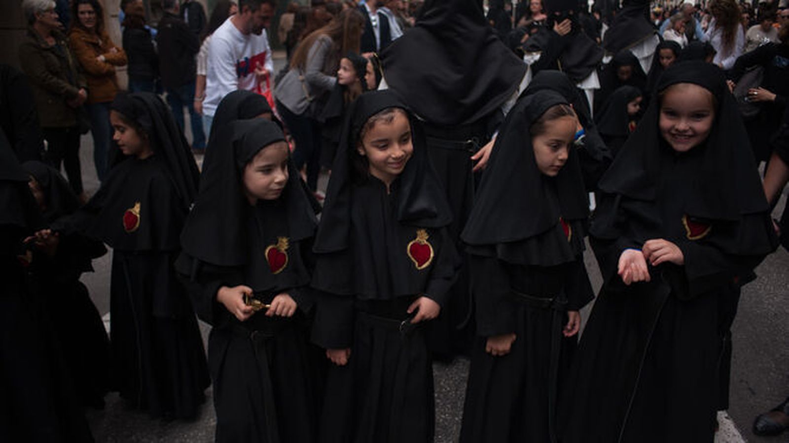 Nazarenos de faraona de la cofradía del Amor y la Caridad.