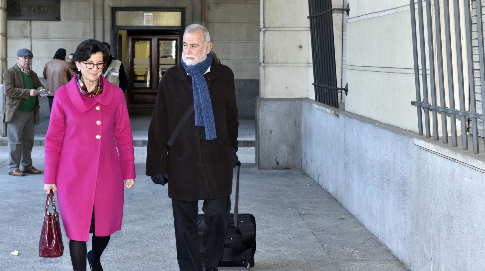 El ex primer teniente de alcalde Antonio Rodrigo Torrijos (IU), con su abogada, Encarnación Molino, llega a la sede de la Audiencia.