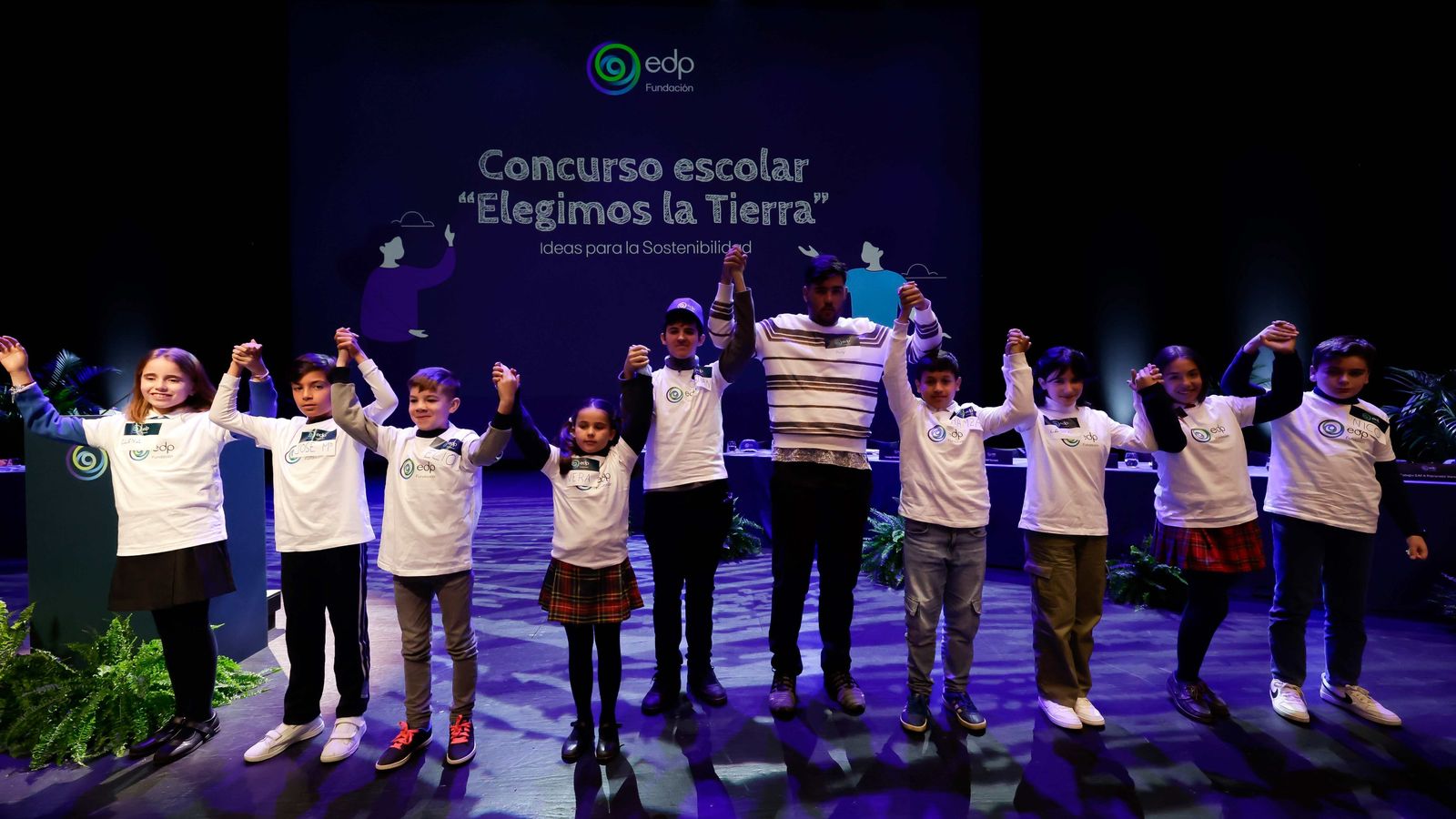 Los representantes de los nueve colegios participantes.