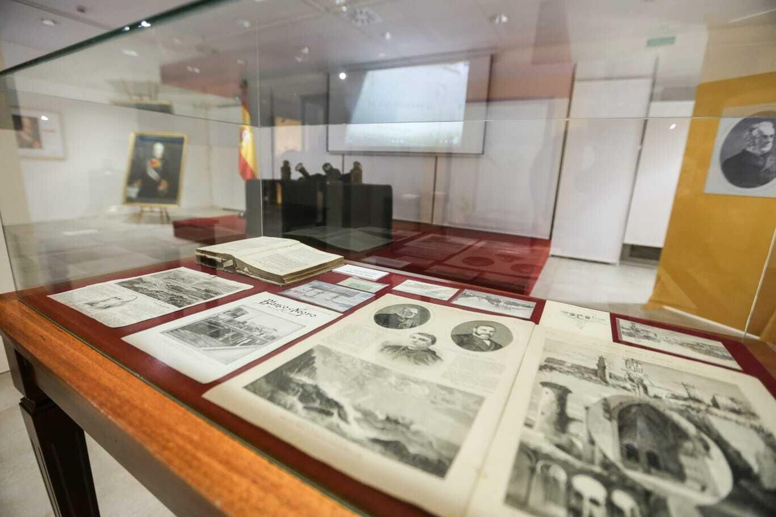 Una de las vitrinas con documentos relacionados con la vida del Almirante Lobo.