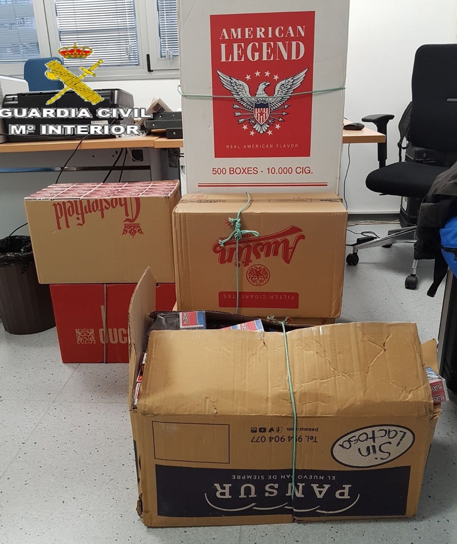 Las cajas de tabaco que fueron intervenidas por la Guardia Civil.