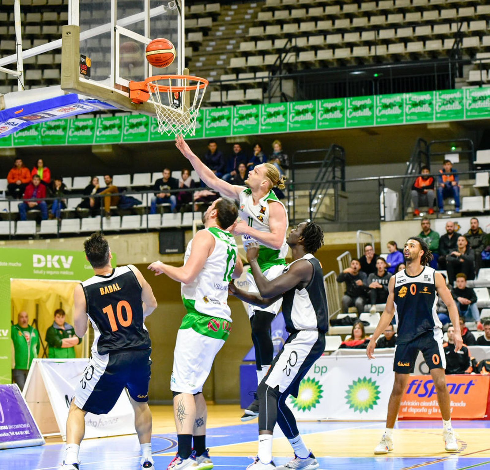 Tautvydas Sabonis penetra a canasta en la victoria de su equipo con el Lleida.
