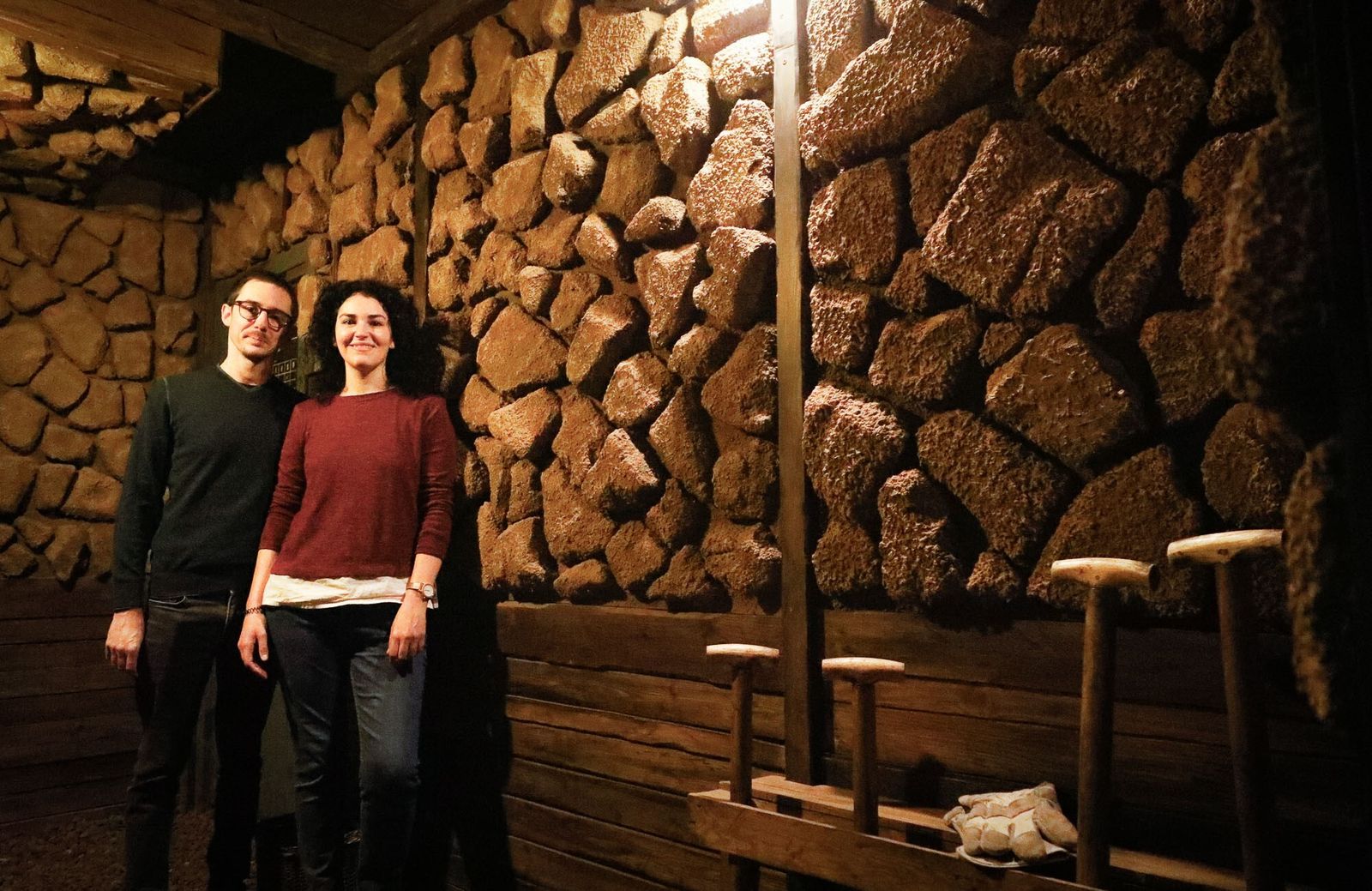 Los dueños en una de las salas.