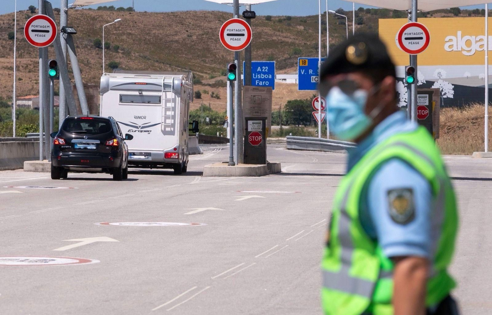 Imagen de archivo de un agente del GNR en el control fronterizo entre Ayamonte