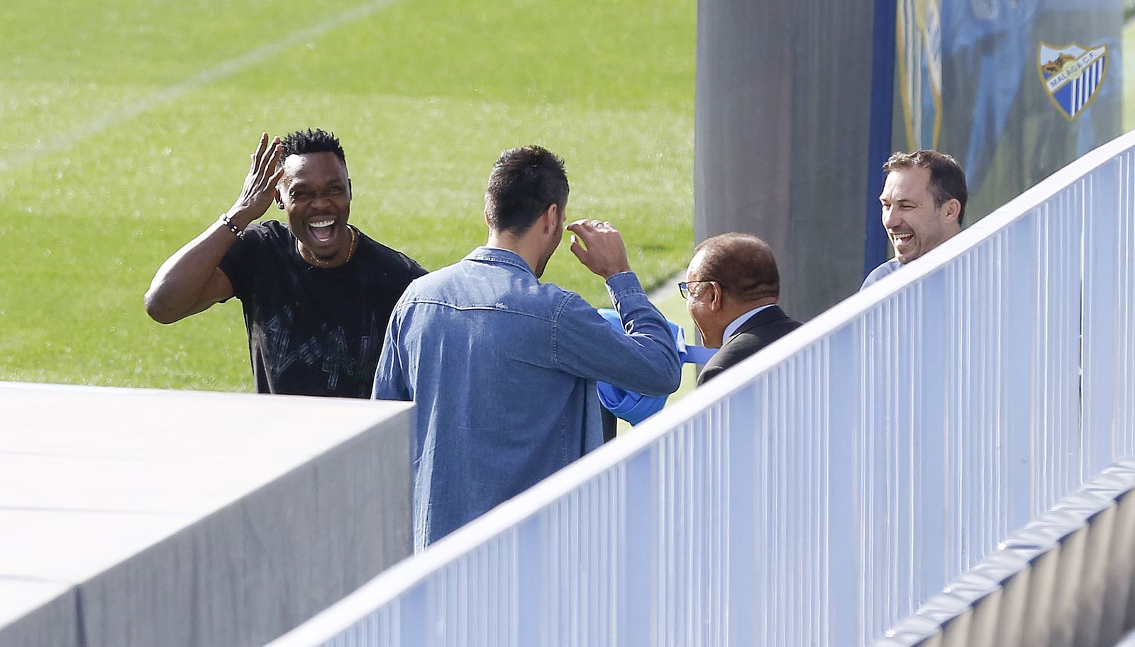 Kameni sonríe con Juan Rodríguez, Ben Barek y Josemi en La Rosaleda.