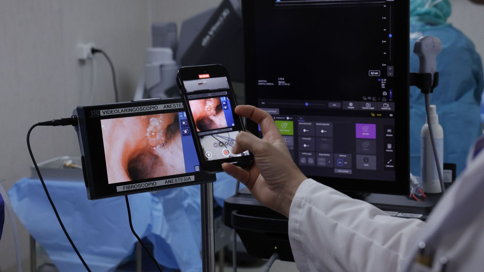 Tecnología empleada en la primera cirugía robótica para la extracción de un tumor agresivo.