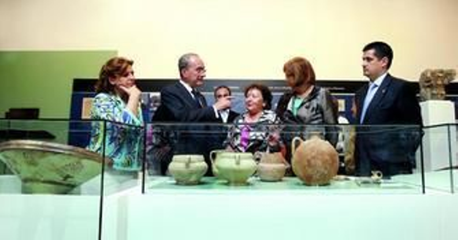 De izquierda a derecha, la consejera de Cultura, el alcalde de Málaga, la comisaria de la exposición, la rectora de la UMA y el delegado de Cultura de la Junta en Málaga.