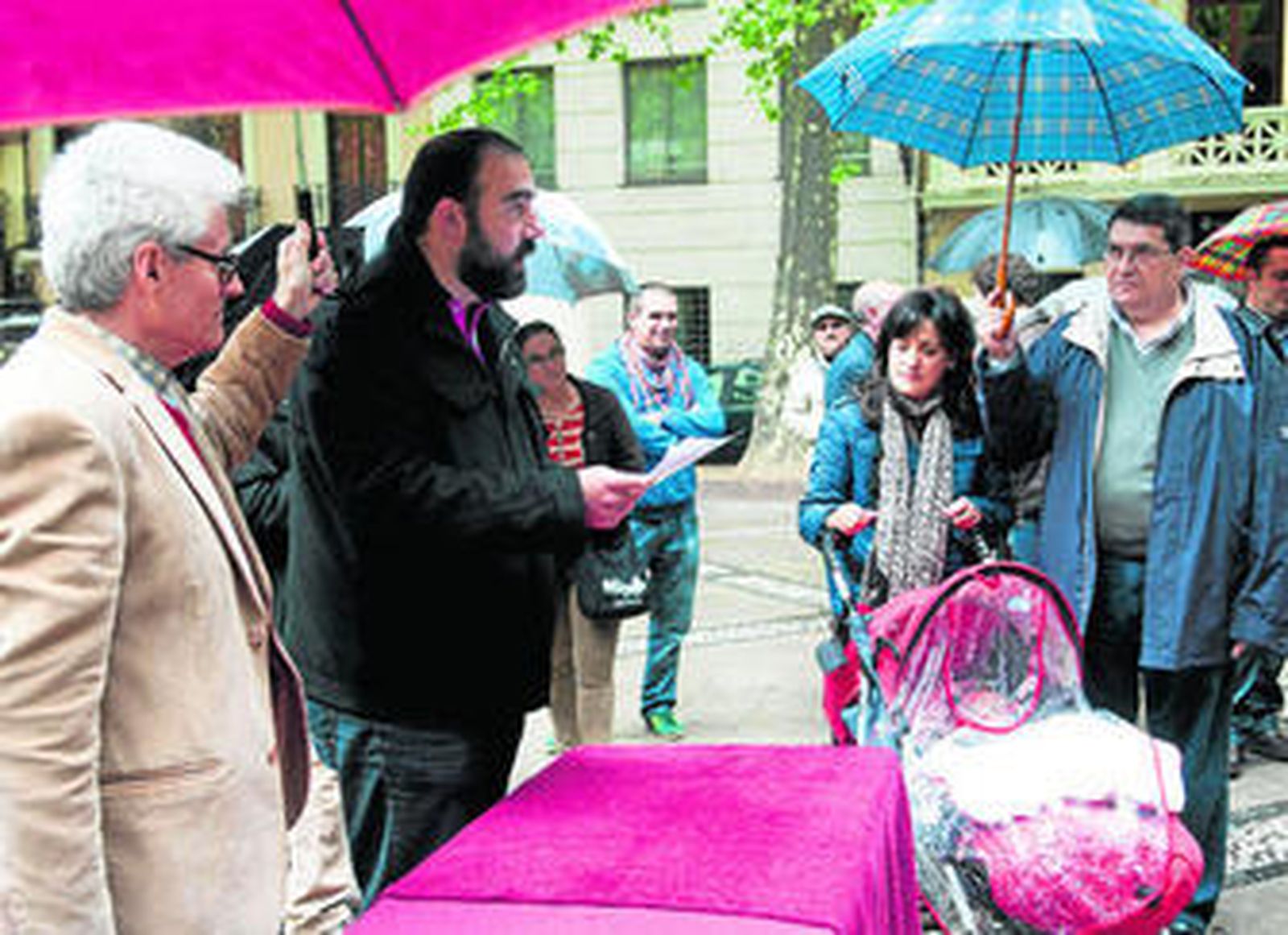 Manuel Navarro, coordinador de Granada Laica, y Francisco Puentedura, concejal del Ayuntamiento de IU, junto a la familia García Garrido