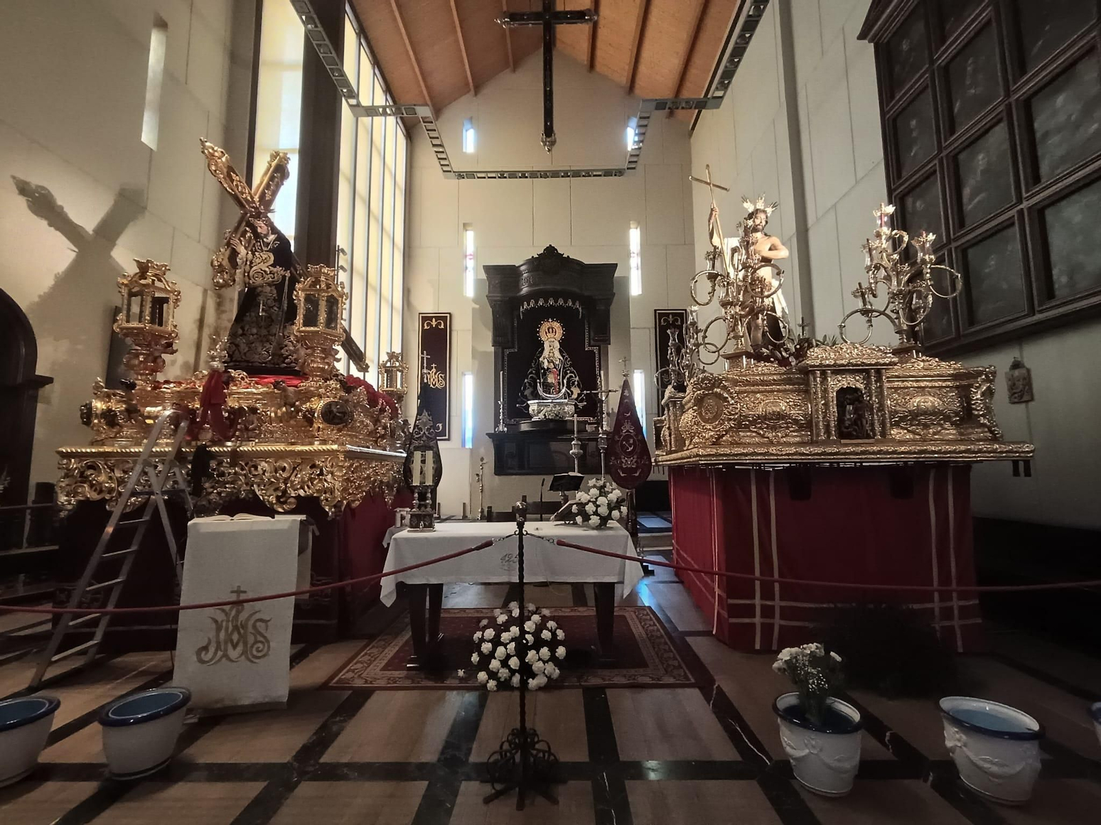 El Abuelo junto al Jesús Resucitado de Martos, ya preparados para la Magna.