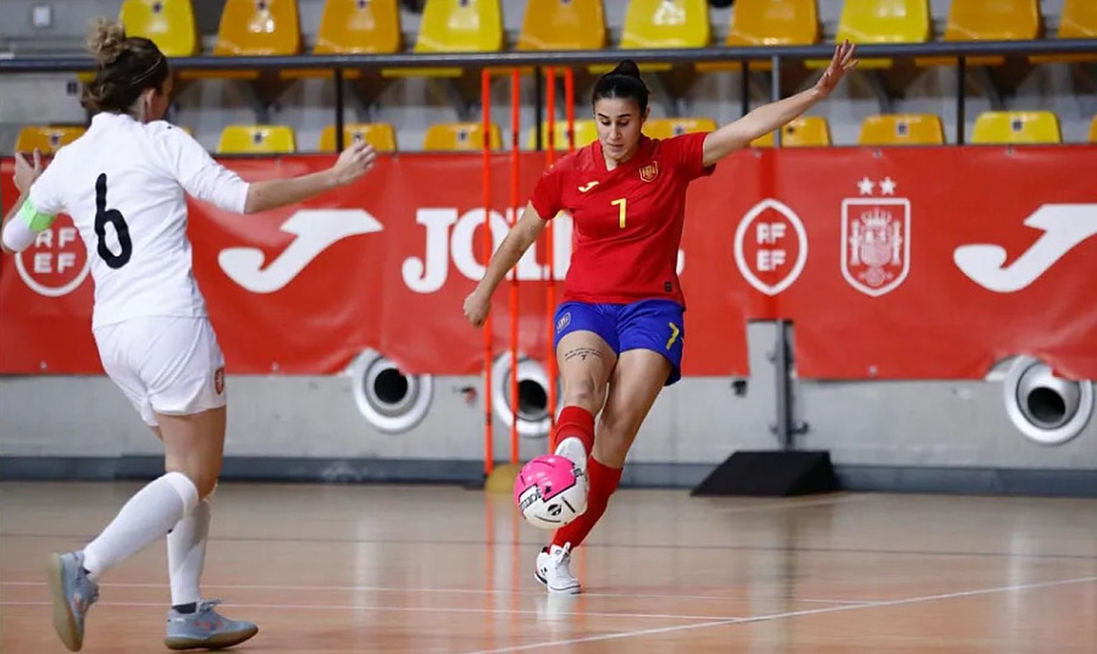 La almeriense realiza un disparo durante un encuentro con las categorías inferiores de la selección español.