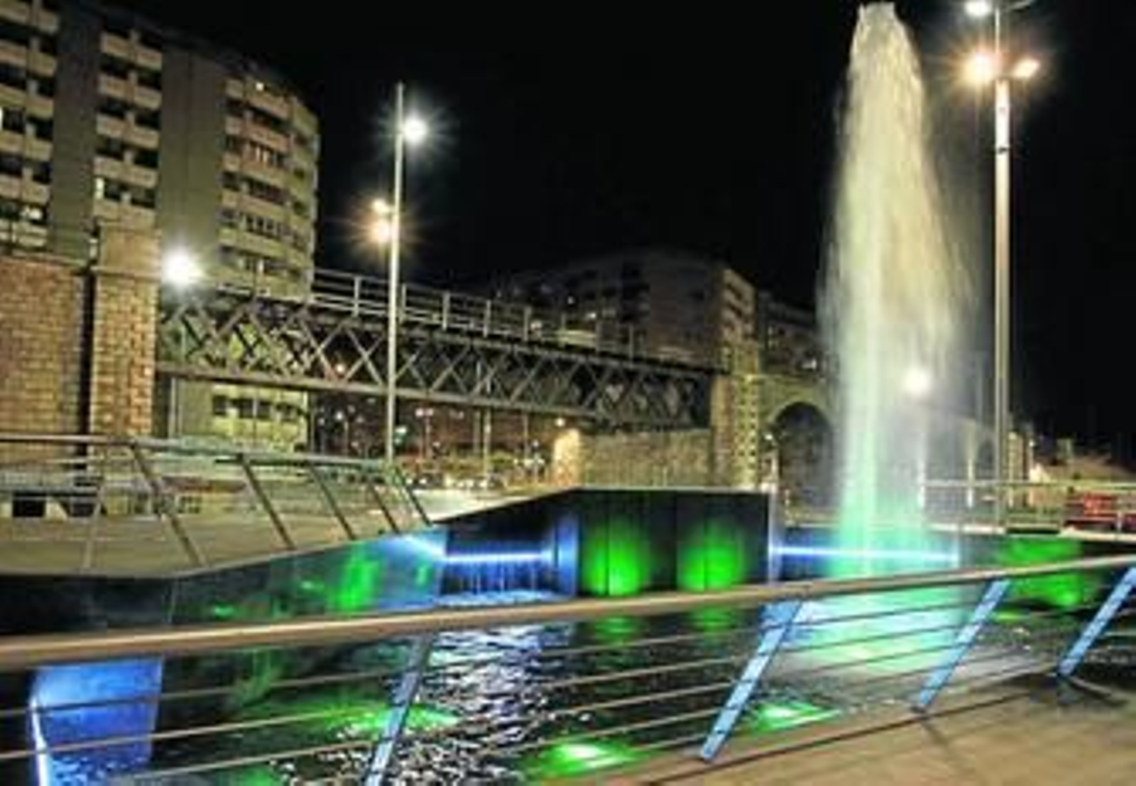 Empresa y Ayuntamiento probaron la noche del miércoles el juego de luces del estanque.