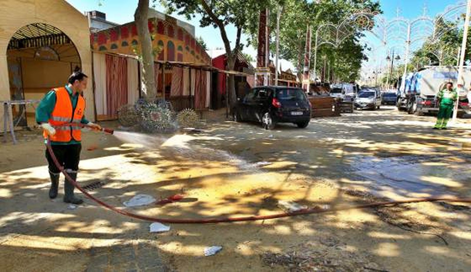 Un trabajador de Urbaser baldea un paseo.

Foto: M.A. Gonzalez