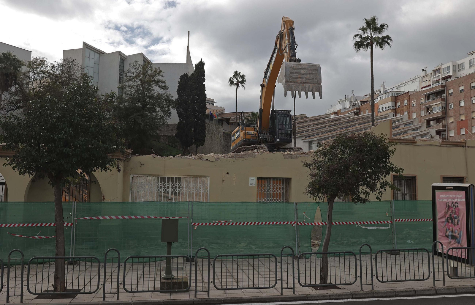 Fotos de los trabajos de demolición de las viviendas militares de la avenida Virgen del Carmen en Algeciras