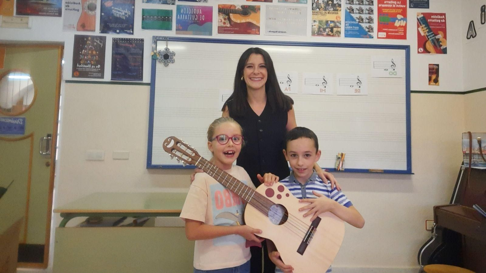 La profesora del Conservatorio de Linares, María José Tirado, junto a un par de alumnos con Pepita. La profesora del Conservatorio de Linares, María José Tirado, junto a un par de alumnos con Pepita.