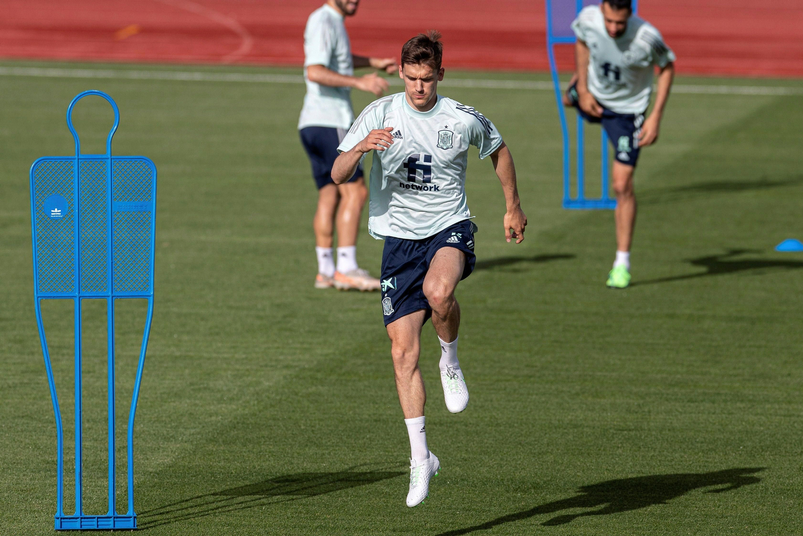 Diego Llorente se ejercita en un entrenamiento con la selección.