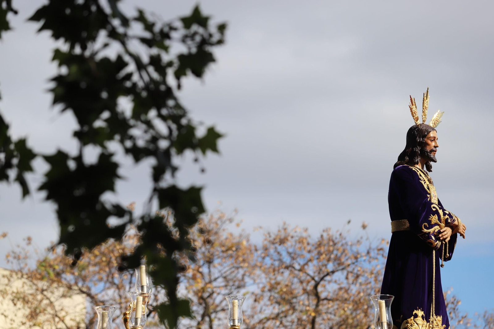 Imágenes del recorrido de la Hermandad del Cristo Cautivo de Huelva
