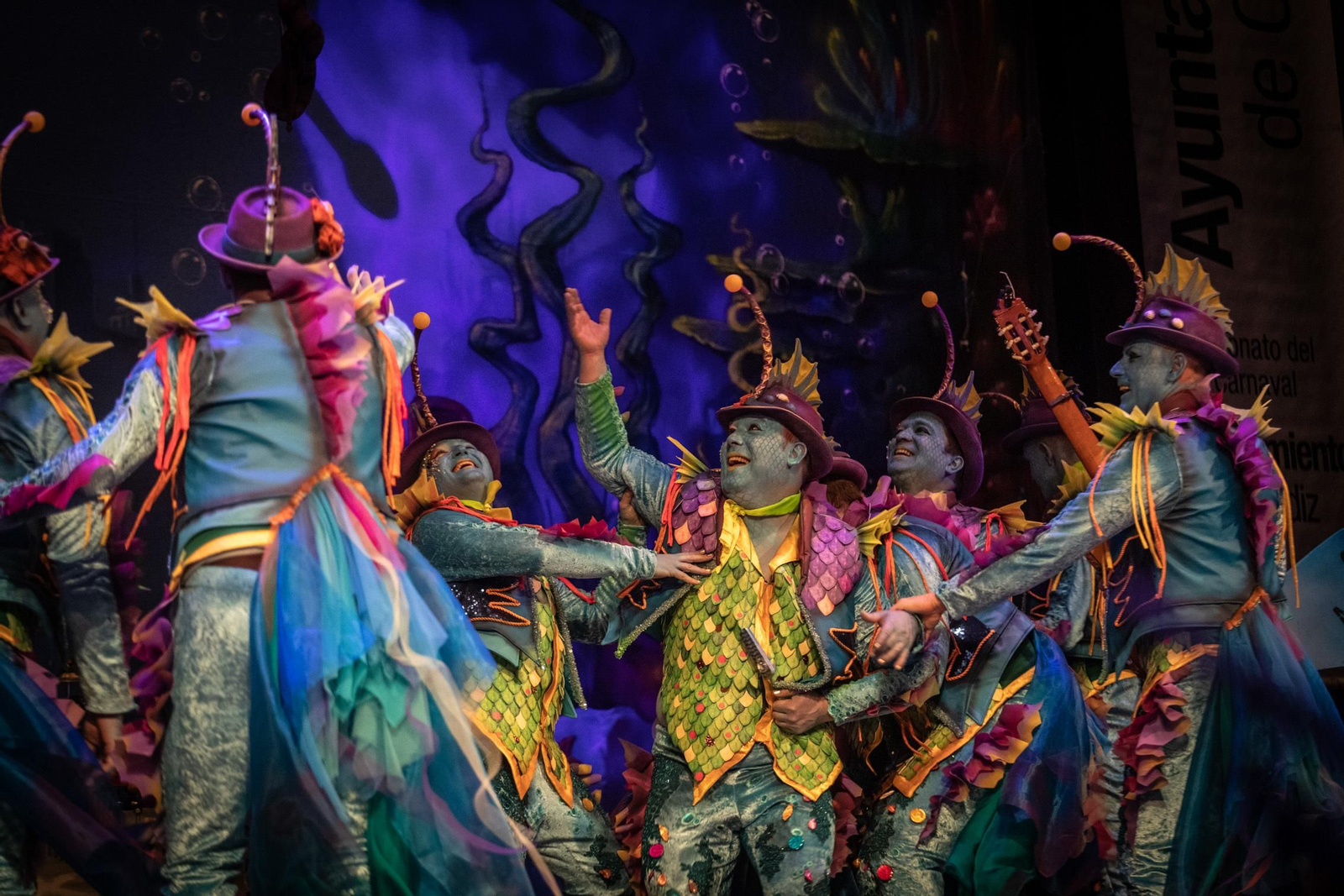 La comparsa 'El arrecife' sobre las tablas del gran teatro Falla