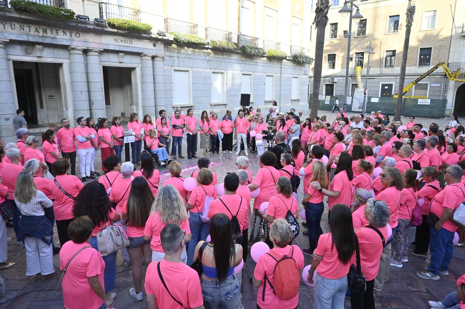 Cadena humana del día internacional del cáncer de mama