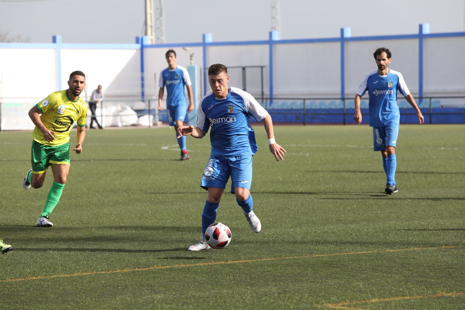 Juanjo conduce el balón con Luis Castillo atento atrás.