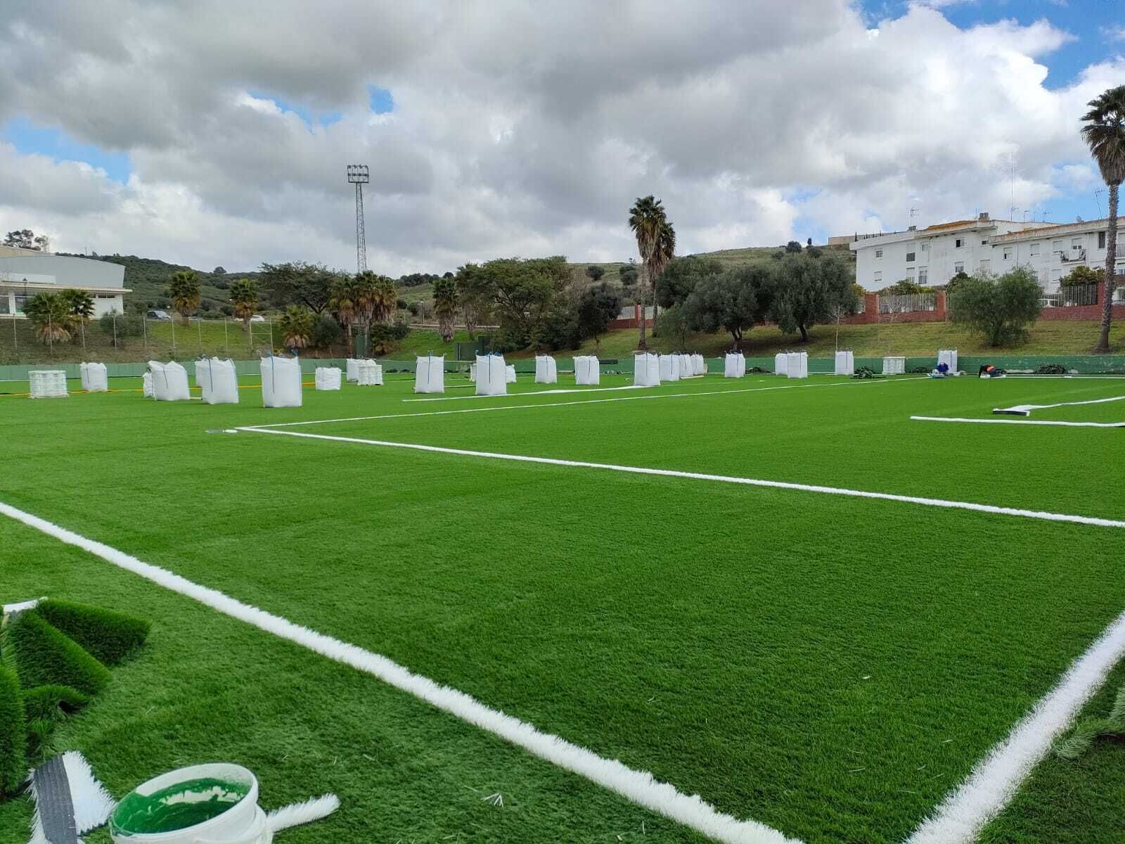 Las trabajos de mejora de los campos de césped artificial del San Rafael.