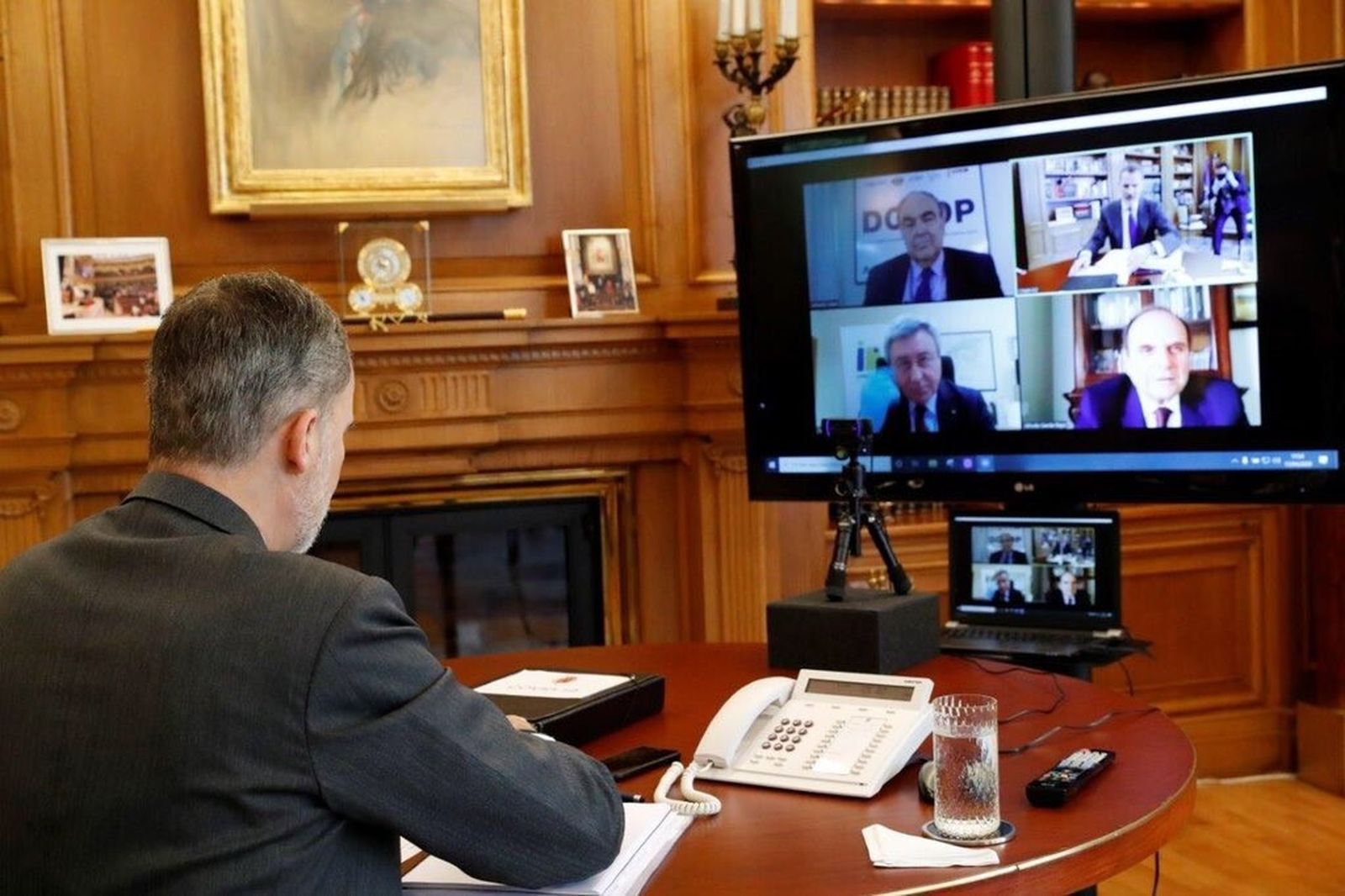 El rey Felipe VI durante la videoconferencia con el presidente de Dcoop y de otras cooperativas andaluzas.