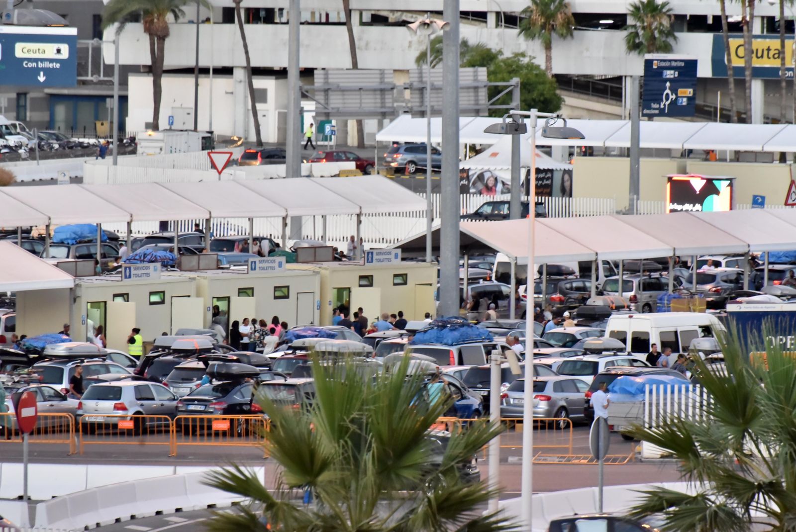 Vehículos en la zona de preembarque del muelle de la Galera.