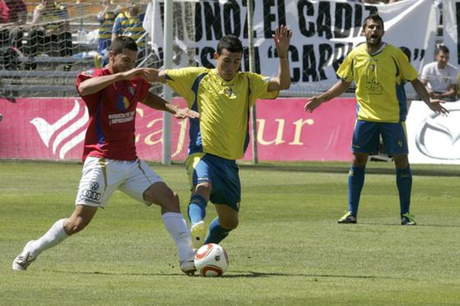 Josemi Caballero pelea un balón. 

Foto: Jesus Marin