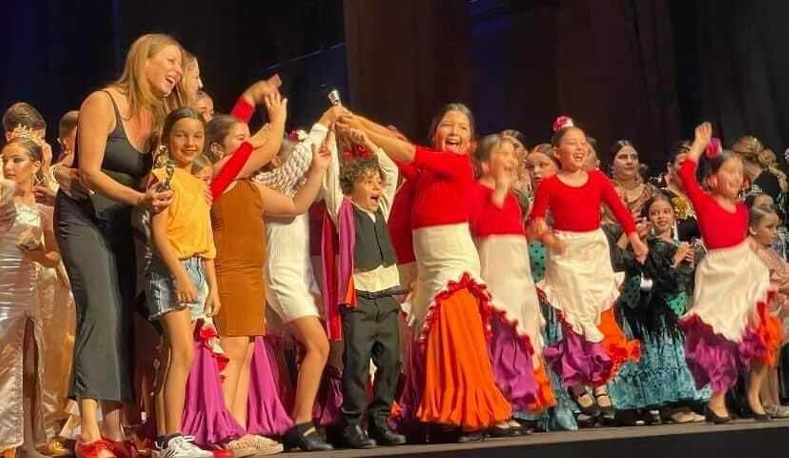 La academia Tronío, con los grupos premiados en el Campeonato Salón Nacional de Danza de Sevilla 2024.