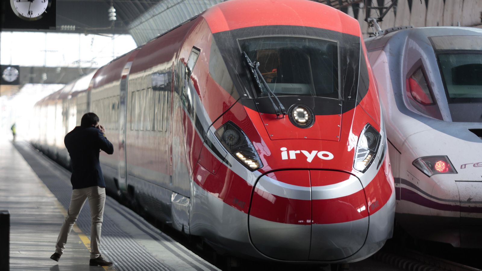 Primer plano del tren rojo iryo. Primer plano del tren rojo iryo.