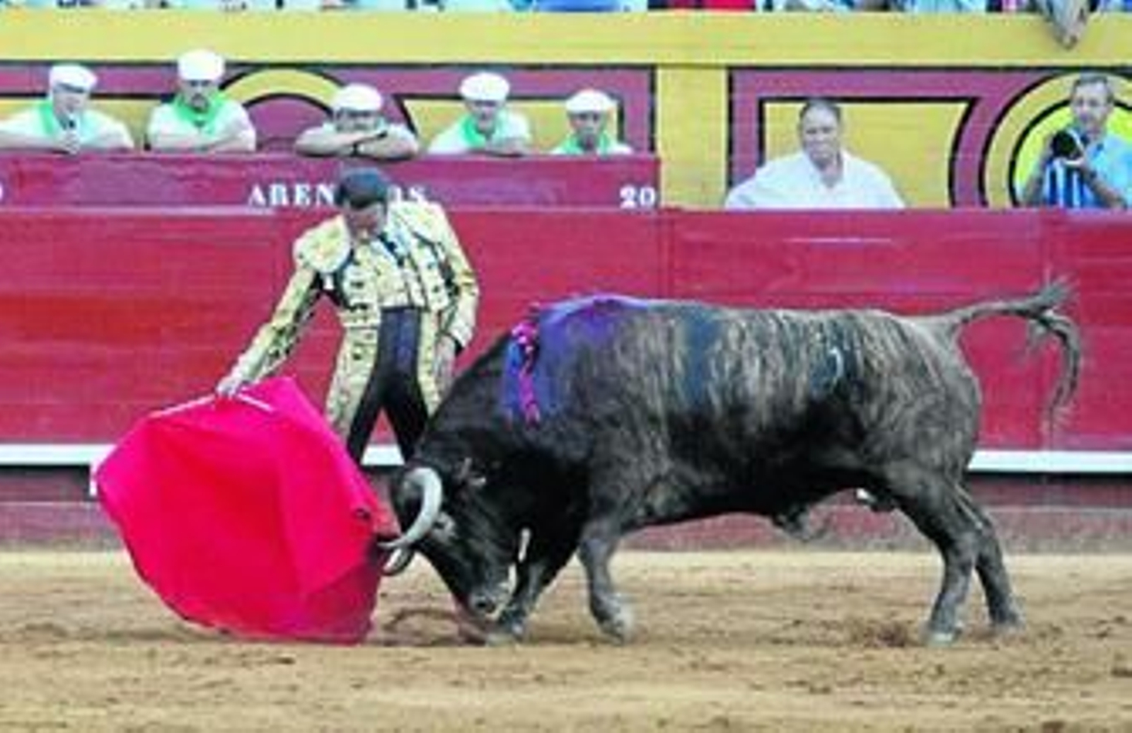 El diestro Enrique Ponce toreando con la muleta en la mano derecha, en un muletazo relajado al cuarto toro de la tarde.