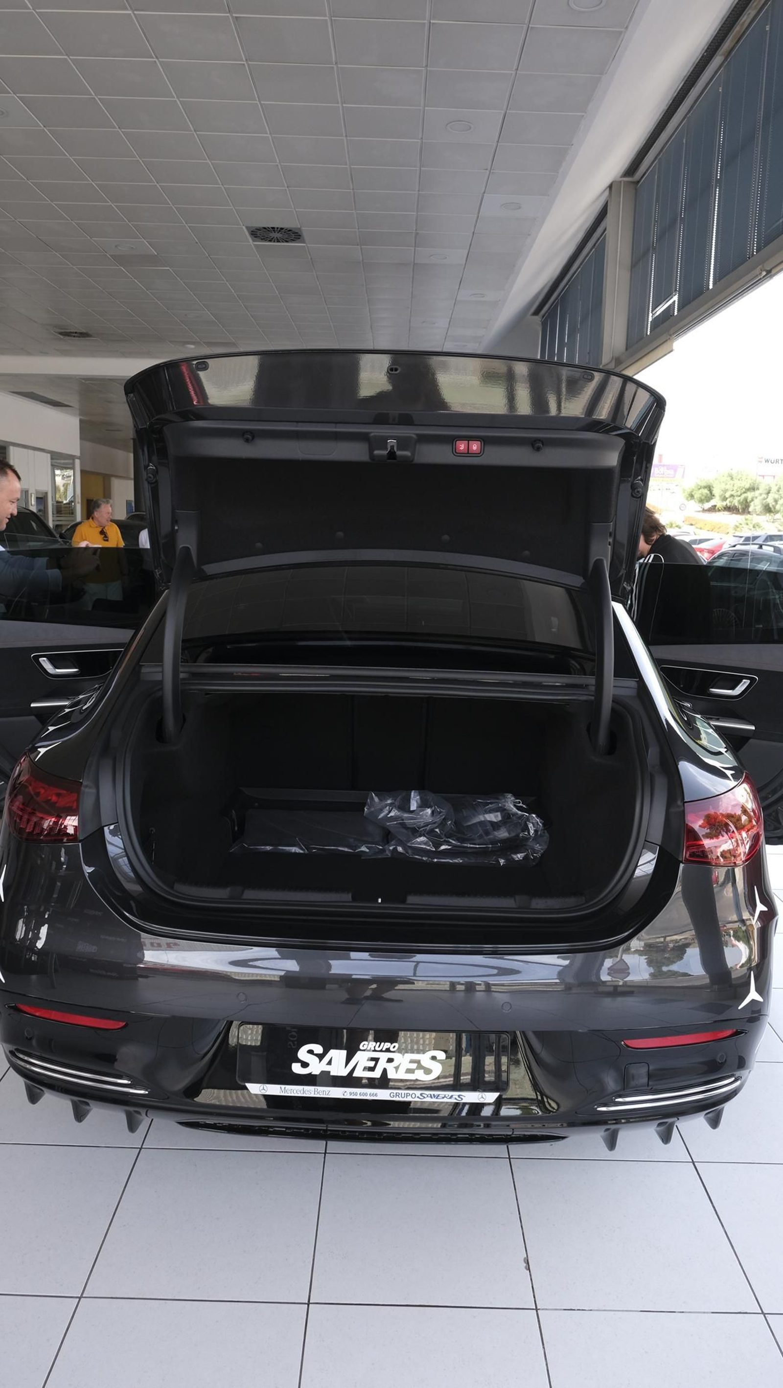 Imágenes de la presentación del Mercedes EQE en el concesionario Saveres, de Huércal de Almería