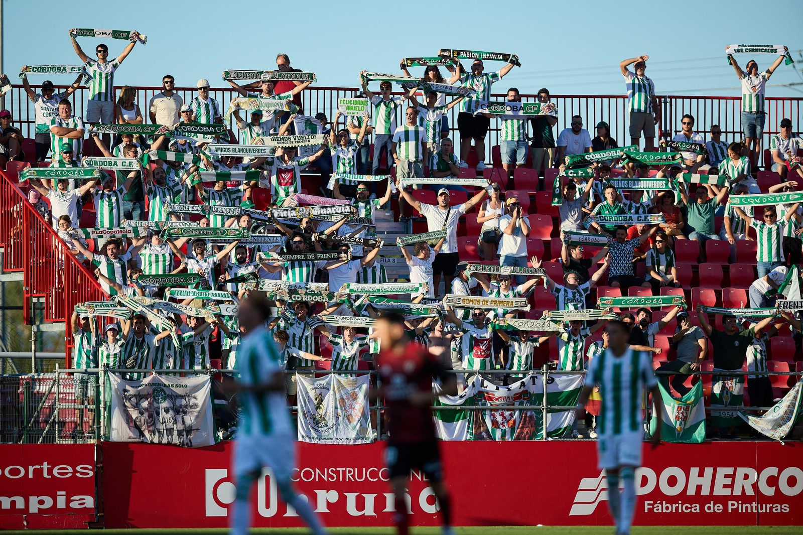 Los aficionados cordobesistas, en la grada de Anduva.