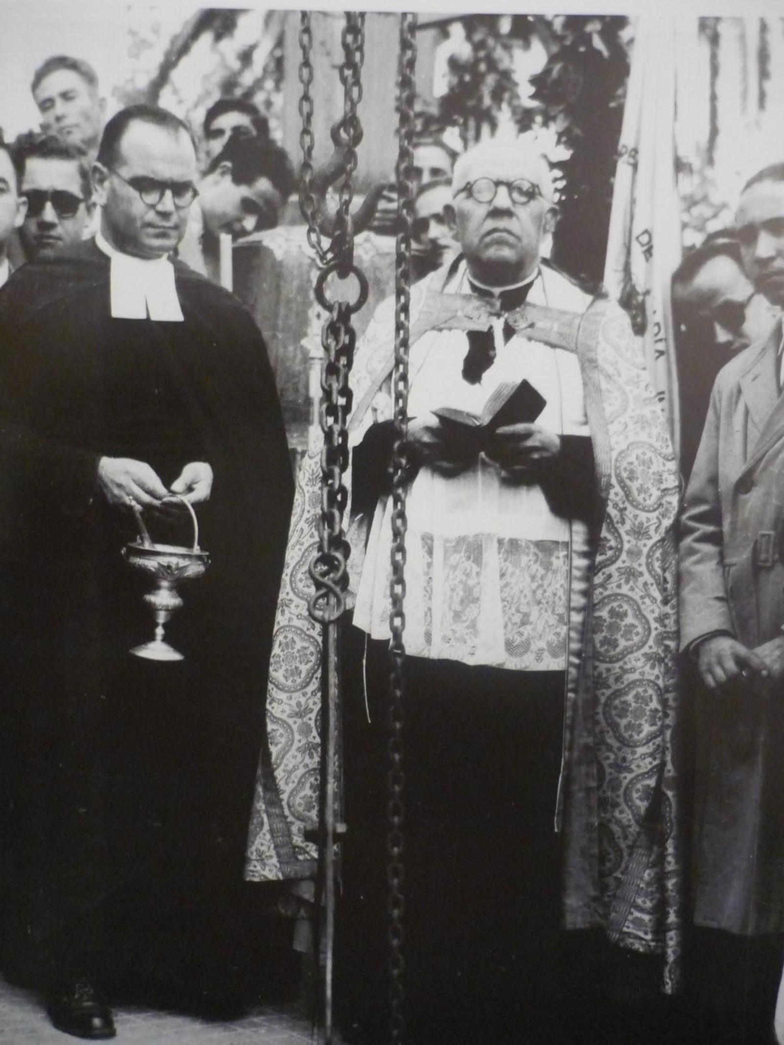 El padre Corona en la colocación de la primera piedra del monumento a San Juan Bautista de La Salle en el Mamelón.