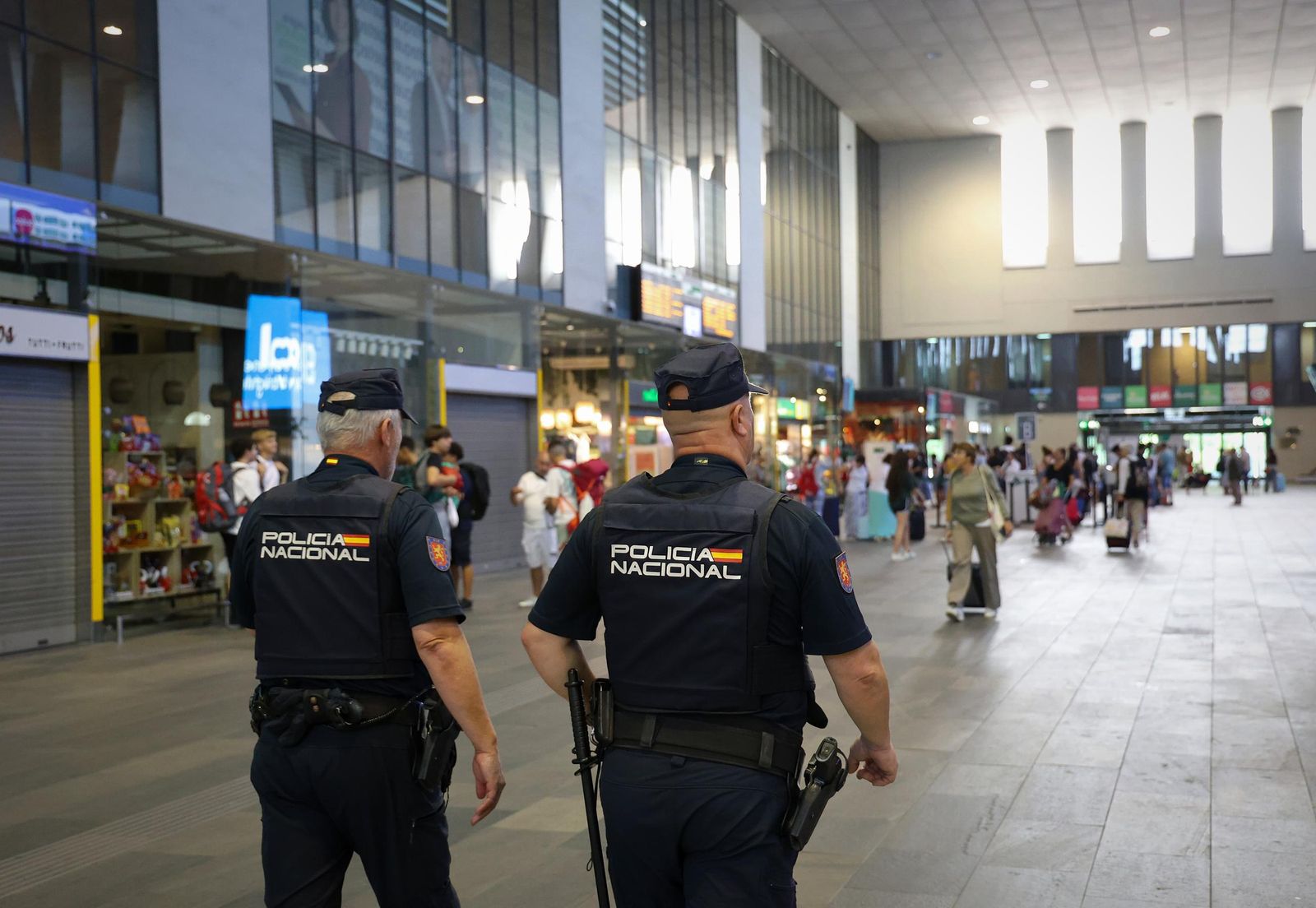 Agentes por la Estación de Santa Justa de Sevilla