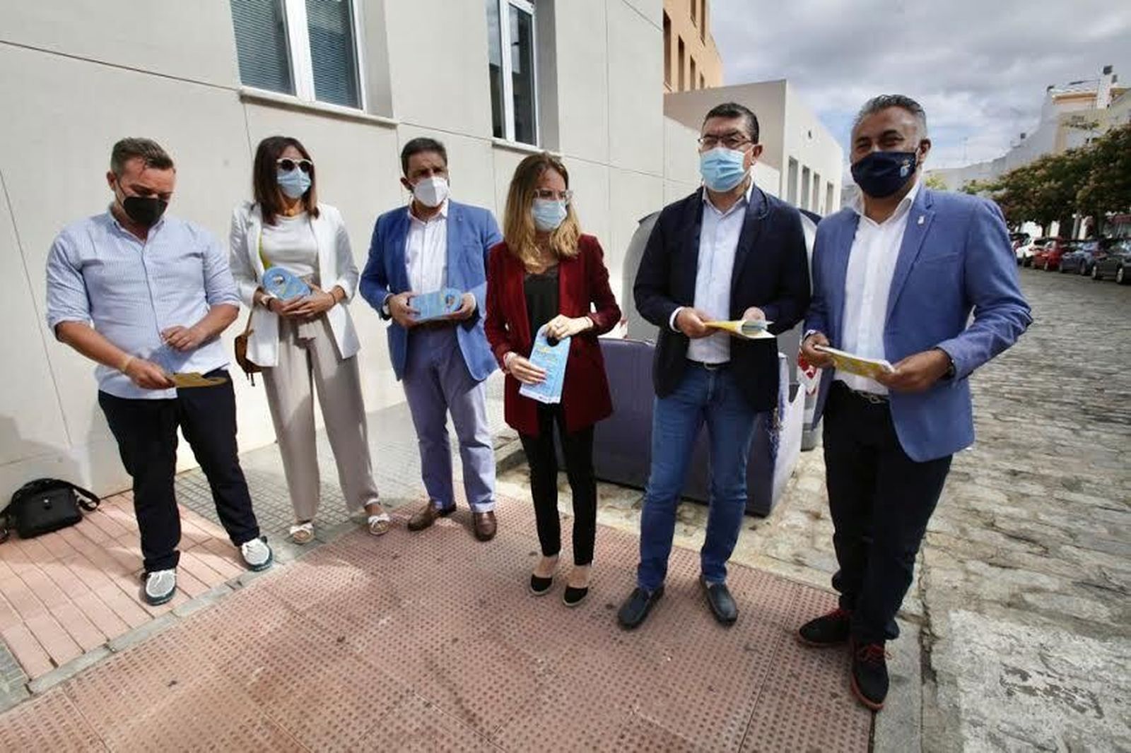 La alcaldesa de Ayamonte, Natalia Santos, junto con otros representantes de la campaña