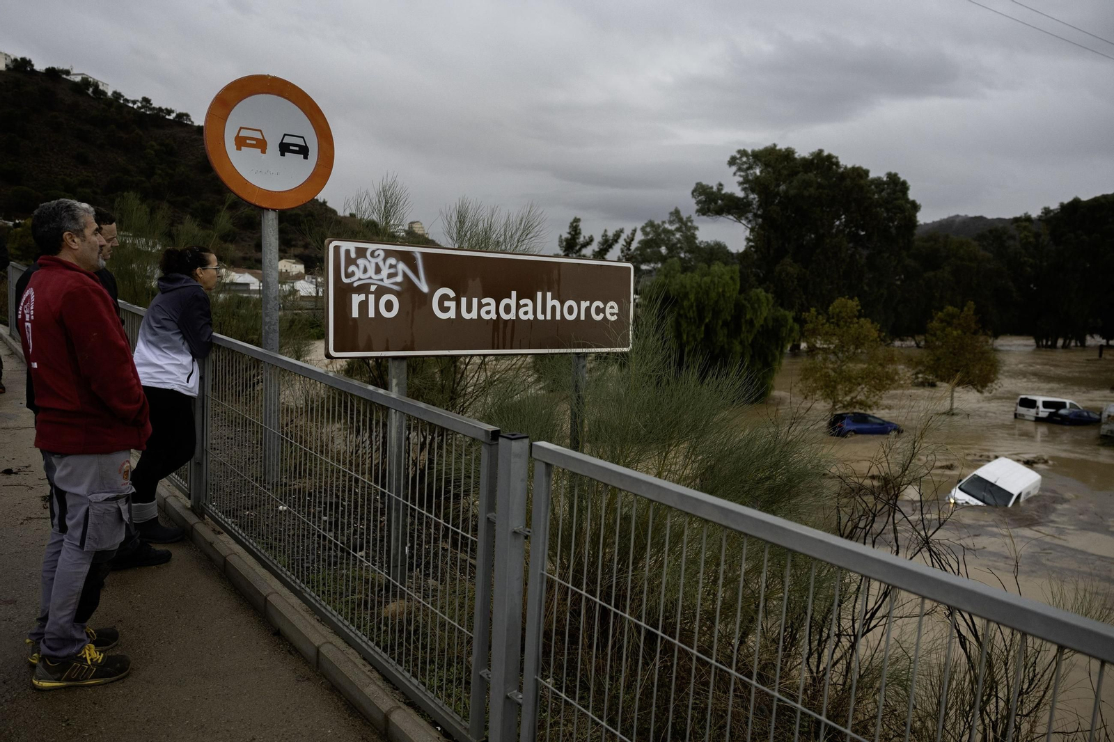 Vecinos de Álora observan el río Guadalhorce desbordado. Vecinos de Álora observan el río Guadalhorce desbordado.