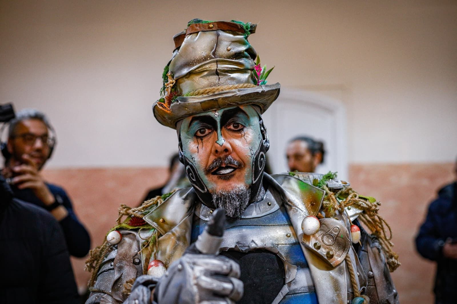 Rafael Pastrana, de 'Los hombres de hojalata' en los camerinos del Falla.