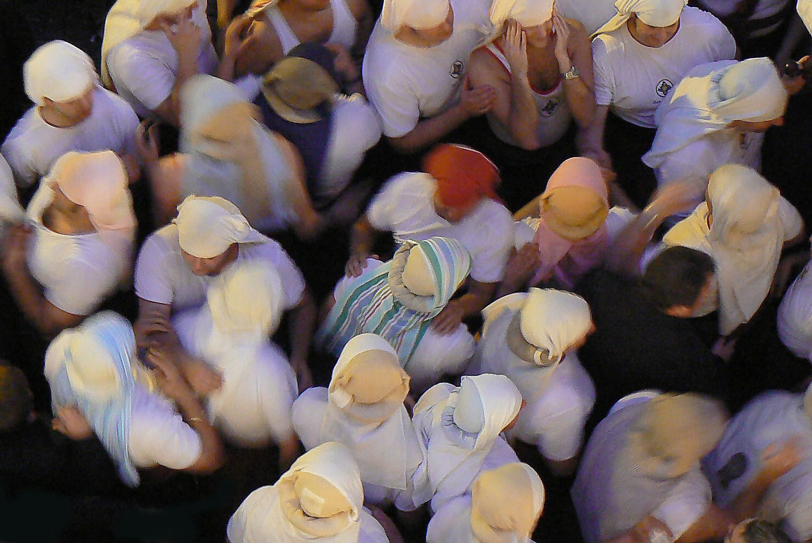 En grupo de costaleros , arremolinados, a la espera del relevo.