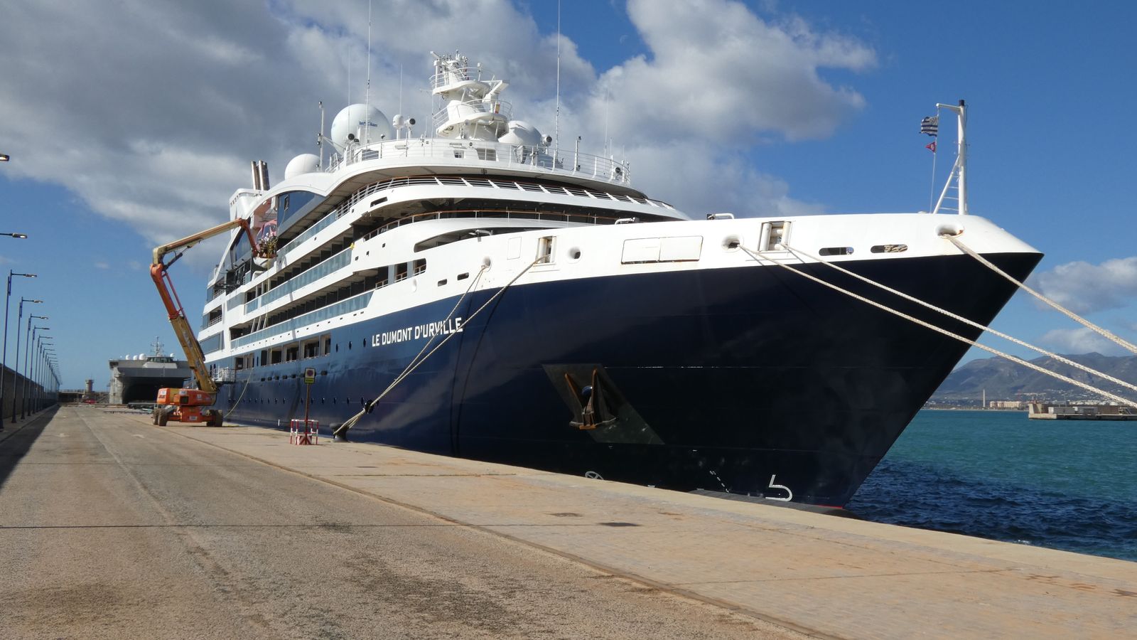 Le Dumont d' Urbille atracado.