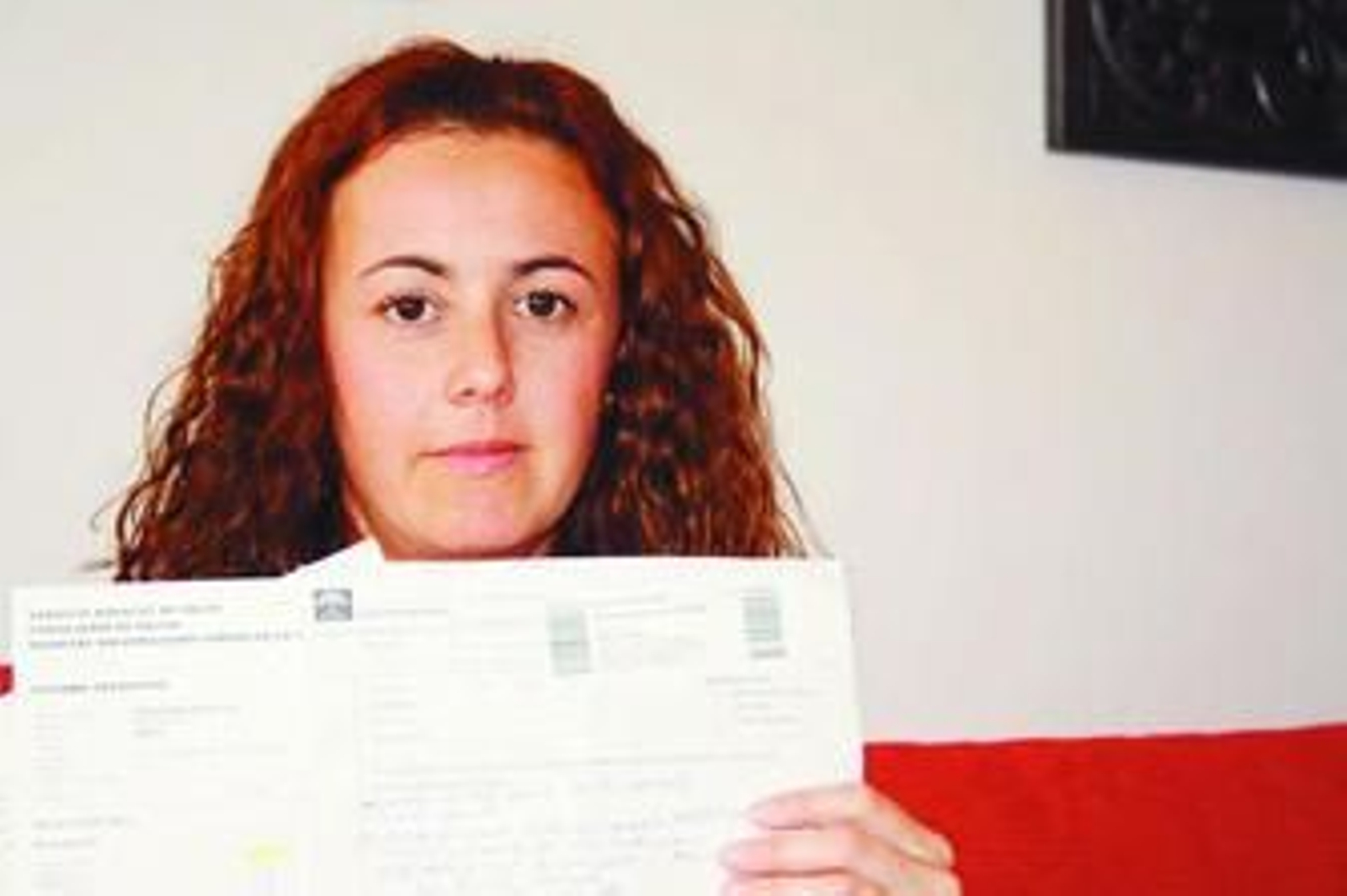 Patricia Barranquero Gil, afectada por la gripe A, muestra el parte médico del Clínico, ayer.