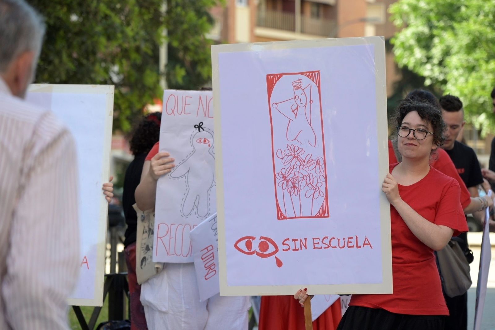 La protesta de la comunidad educativa de la Escuela de Arte y Superior ...