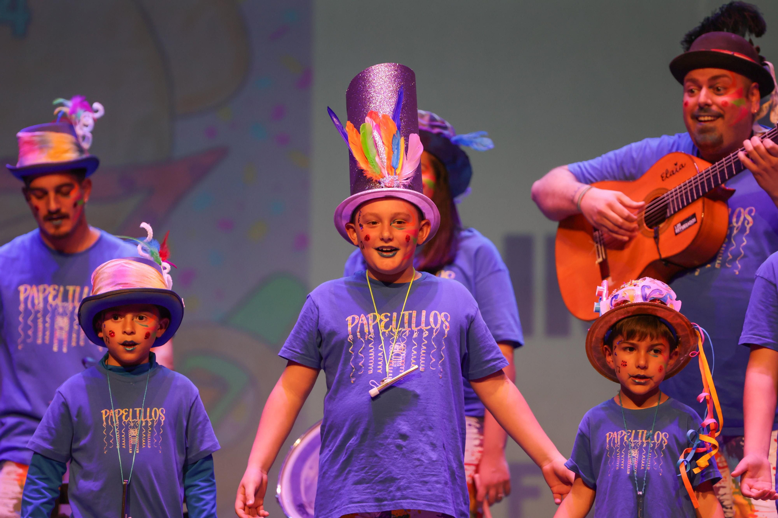 Imágenes de la actuación de la comparsa infantil de Huelva "La alegría de vivir" en el Carnaval Colombino