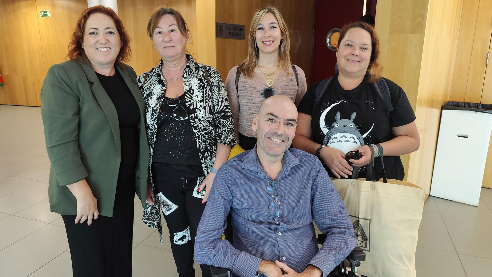 La portavoz provincial de IU, Mari Carmen Pérez, junto a enfermos de ELA y familiares en el pleno de la Diputación de Granada