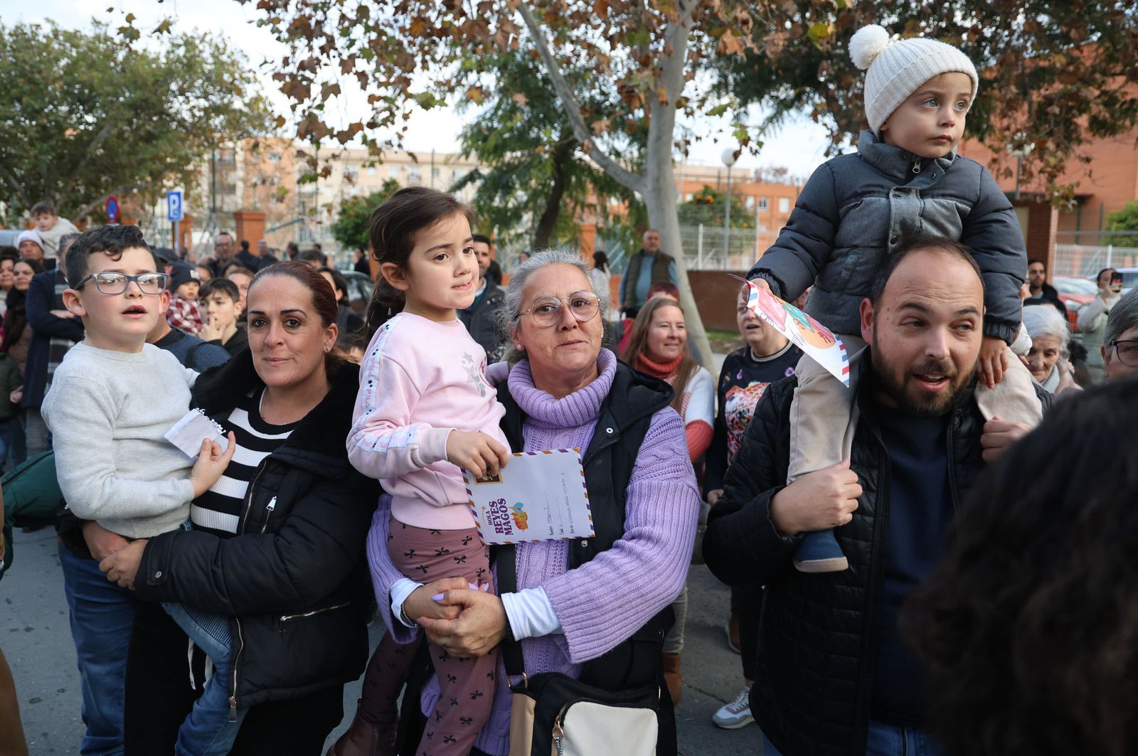 Imágenes del Heraldo Real anunciando la llegada de los Reyes Magos a Huelva